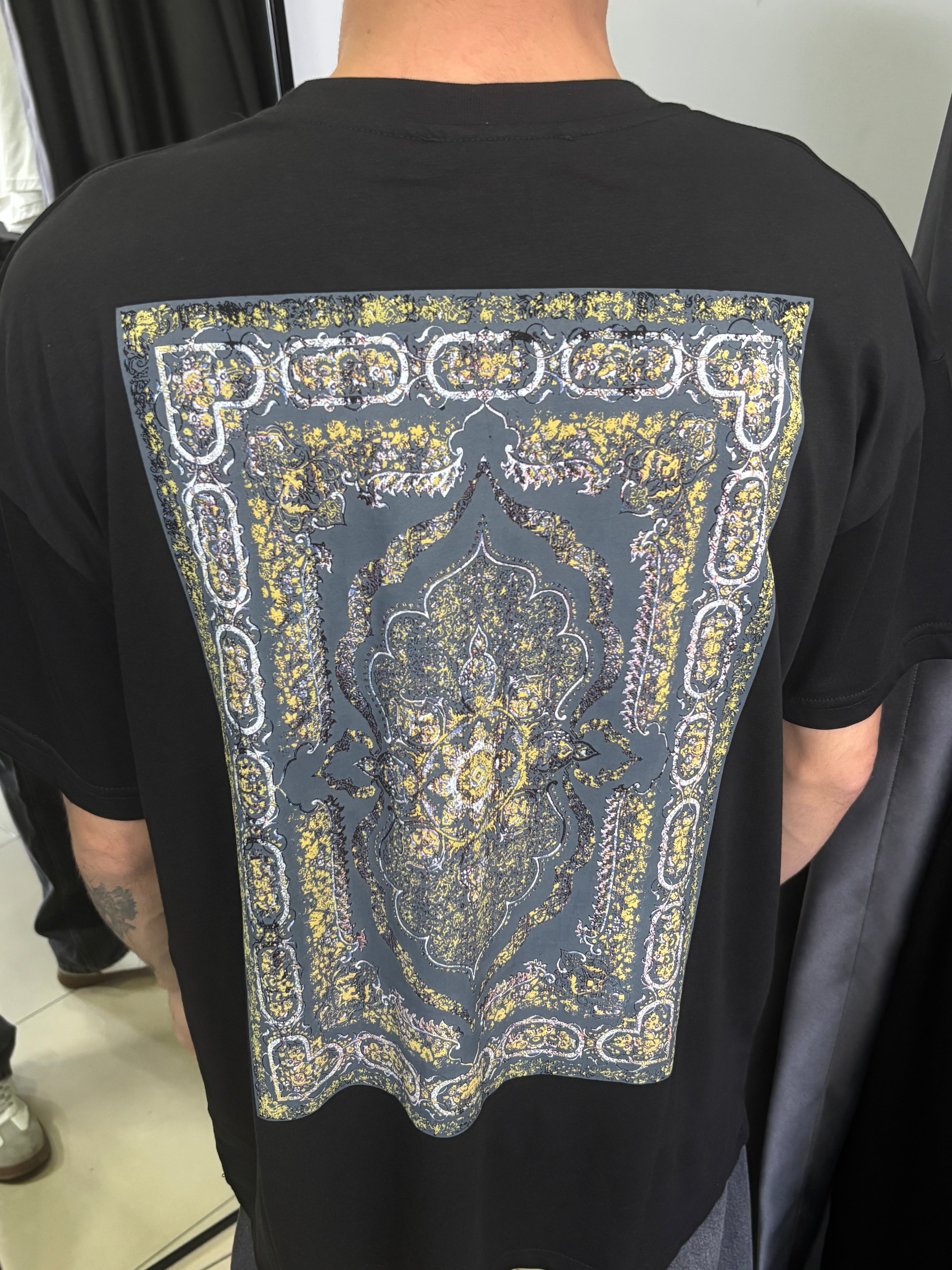 Siyah Halı Detaylı Oversize Tshirt