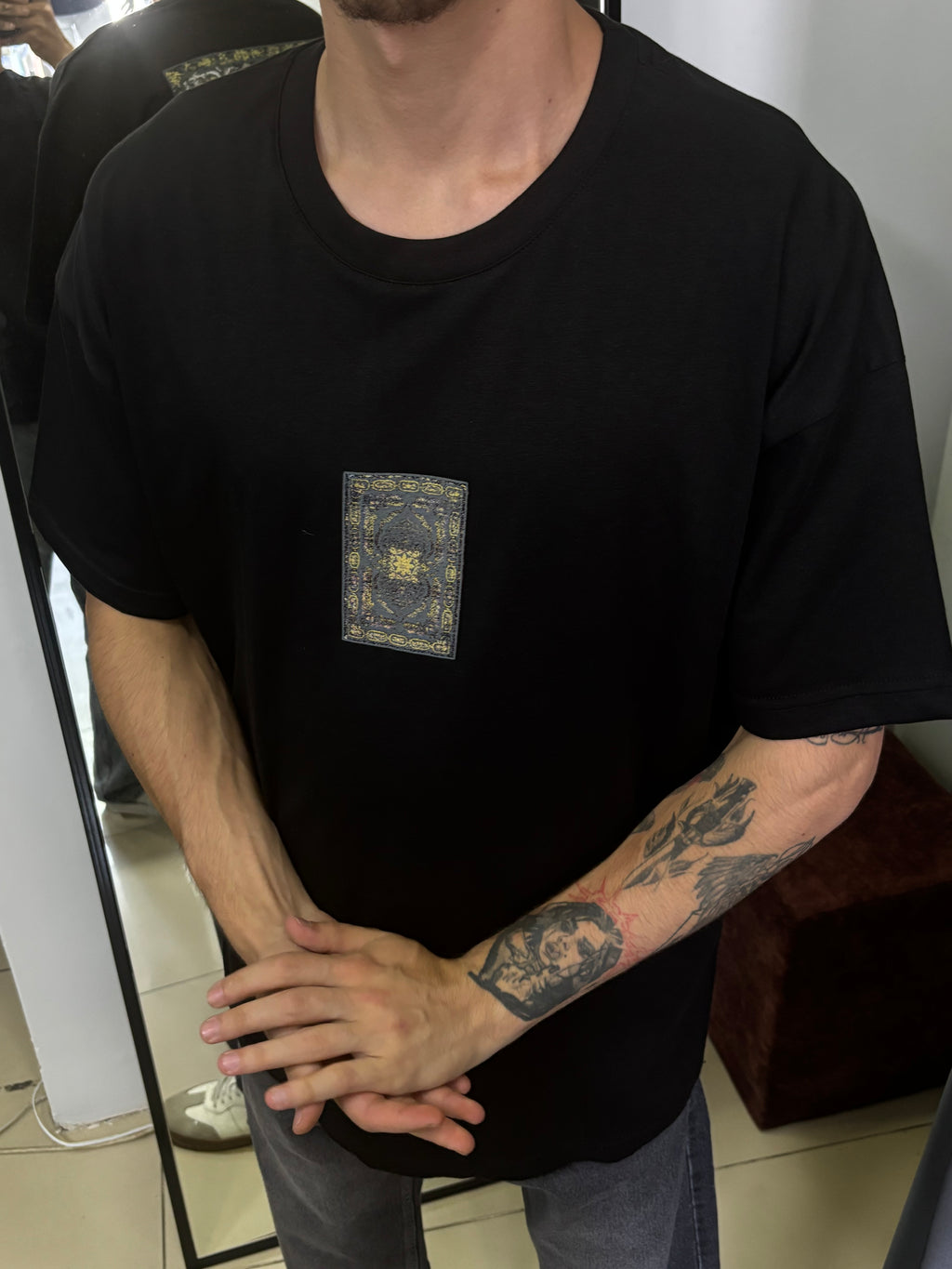 Siyah Halı Detaylı Oversize Tshirt
